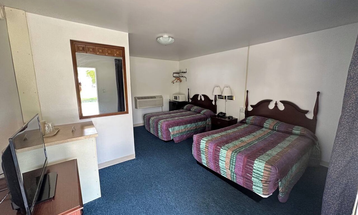 Four Oaks Resort | Charming 1-bedroom Lodge room with AC in Four Oaks