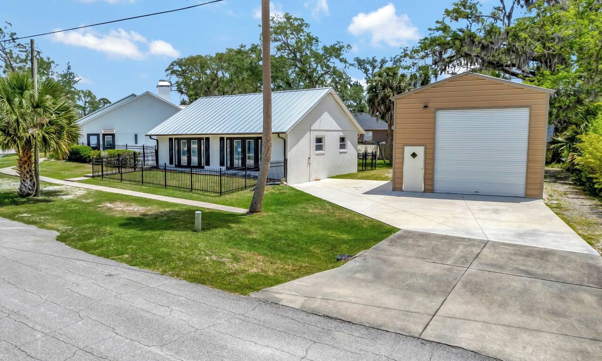 Deltona Lakes Apartment | Charming 2-bedroom apartment in lovely DeBary with AC, WiFi