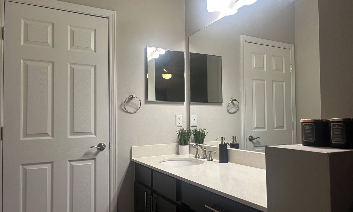 Town Center Apartment | Charming 2-Bedroom Apt with WiFi & Fitness Room, Near Truist Park in Metro ATL