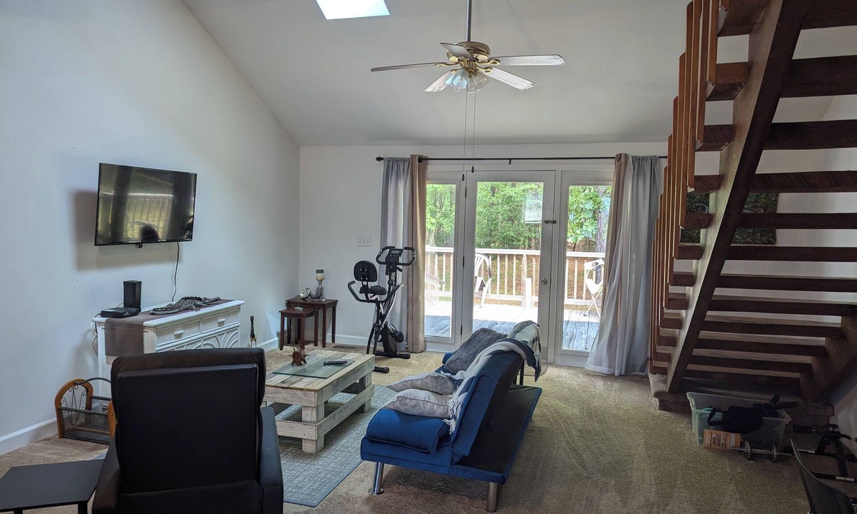 Summerton House | Charming 2-bedroom townhome in Summerton with WiFi and AC