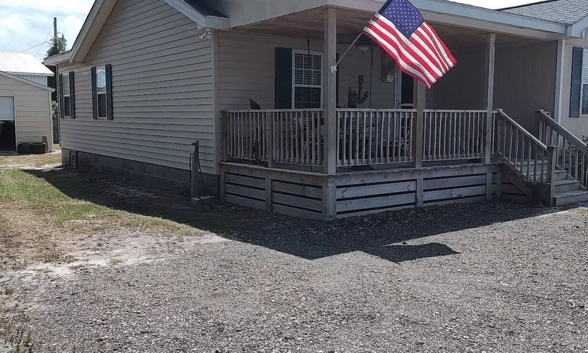 Harkers Island House | Charming 3-bedroom house in Harkers Island with a view of the bay