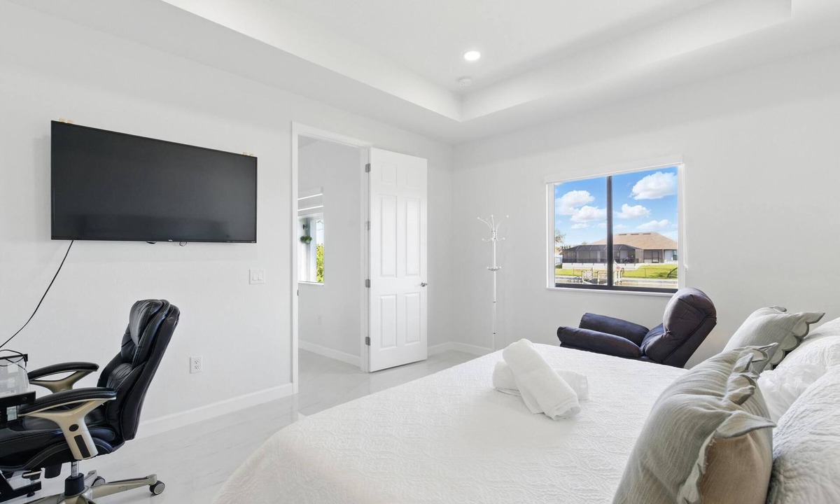 Mariner House | Charming 3-bedroom house with fitness room, WiFi in Tranquil Cape Coral