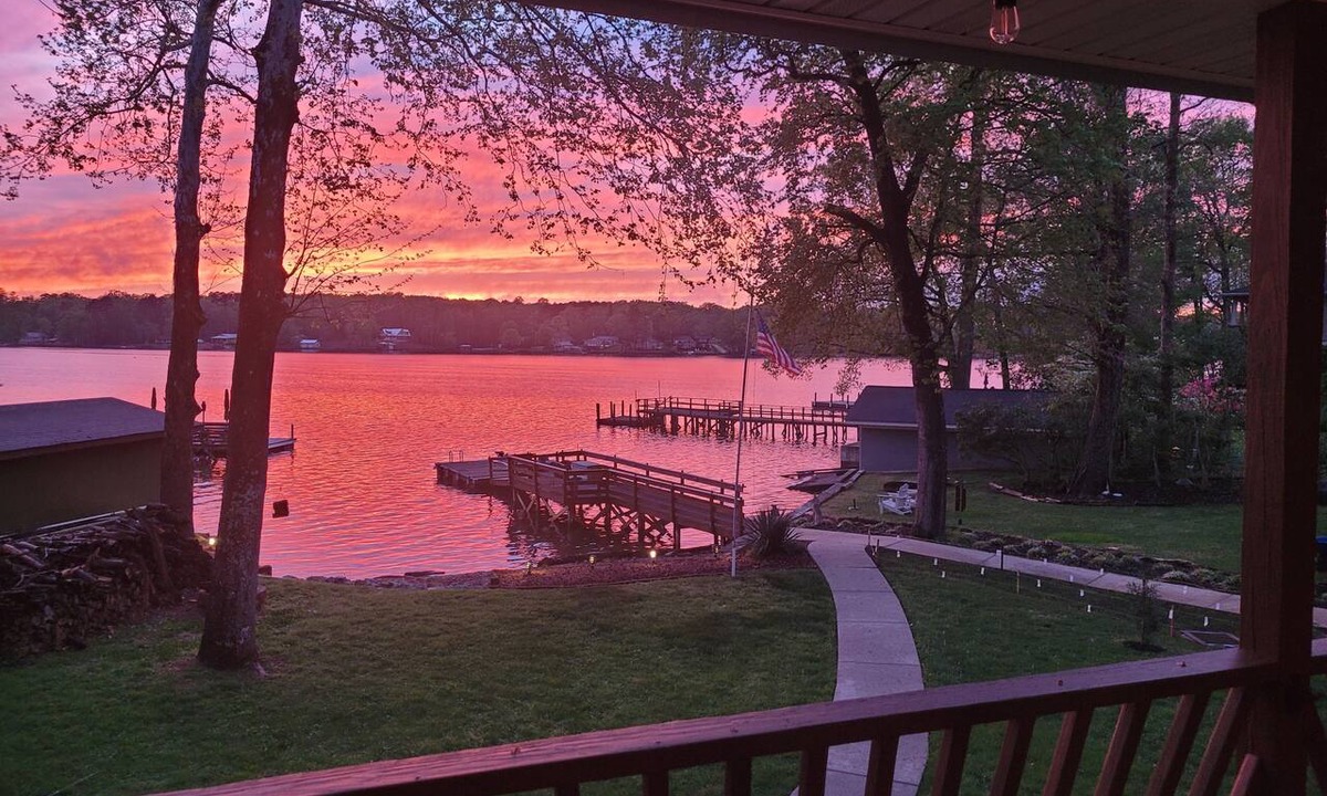 Southmont House | Charming 3-bedroom home with lake views, & hot tub on High Rock Lake.