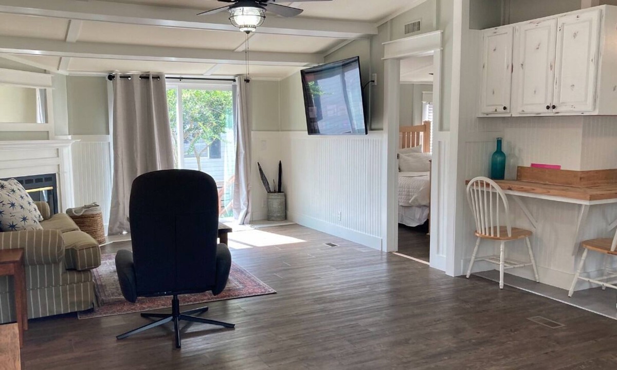 Burton House | Charming 3 Bedroom Home Beaufort SC Close to Downtown and Parris Island Sleeps 8