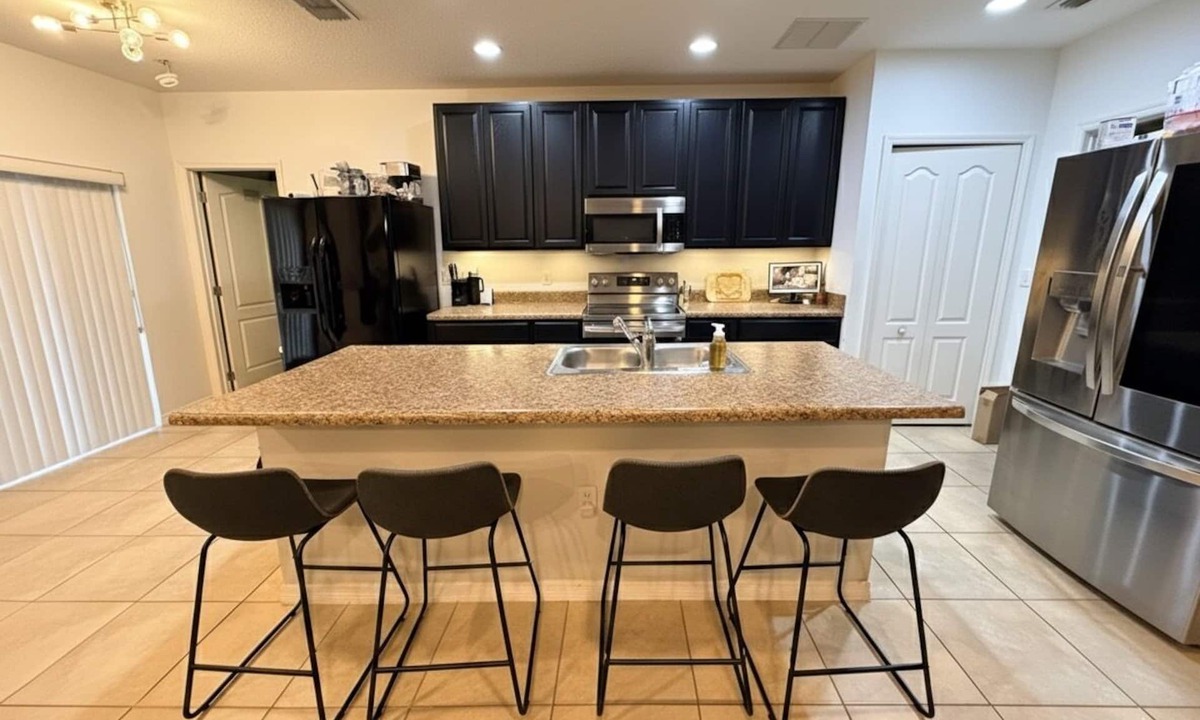 Haines City House | Charming 3-bedroom house with AC in peaceful neighborhood, minutes from Disney!