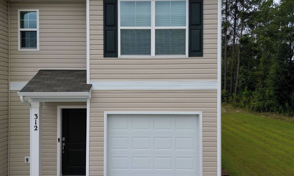 Sumter House | Charming 3-bedroom townhome with WiFi and AC in Sumter