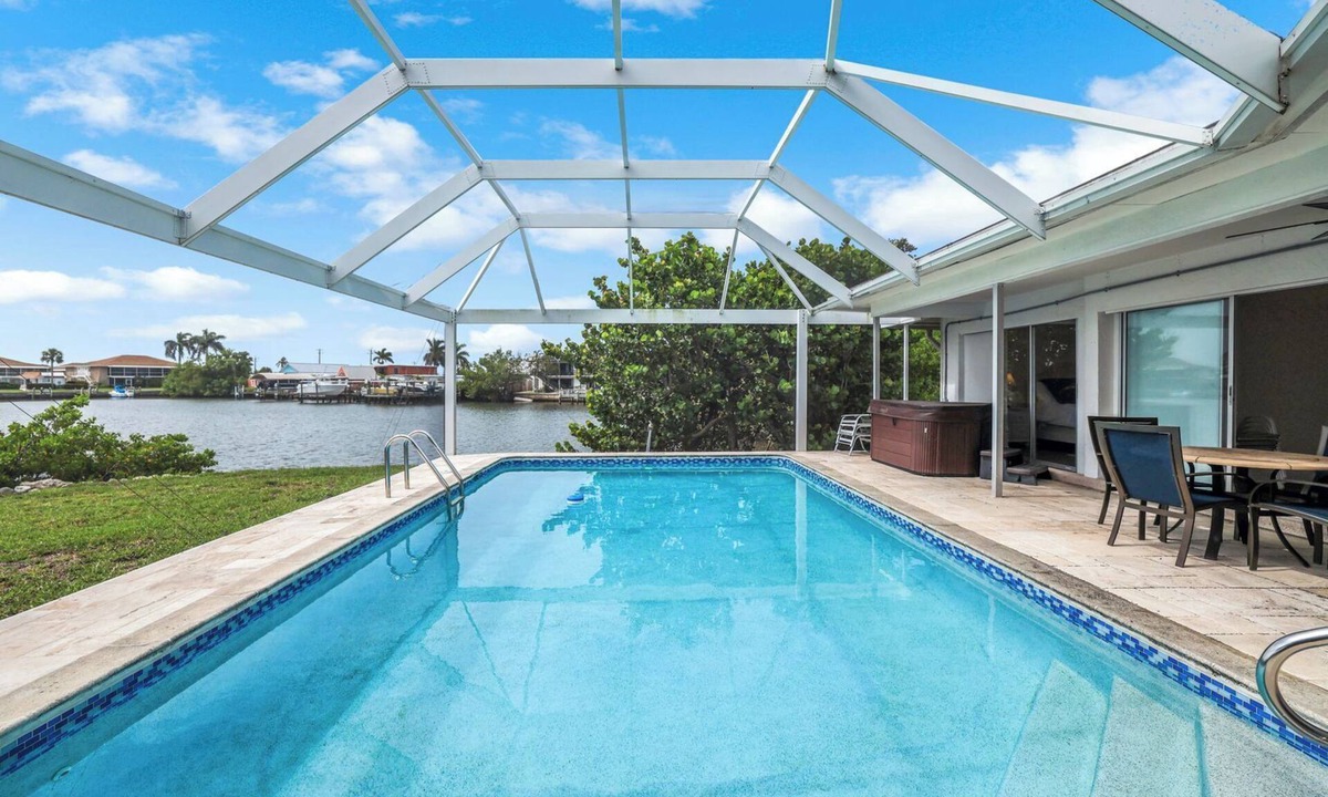 Isles of Capri House | Charming 3-bedroom waterfront house in Naples/Marco Island