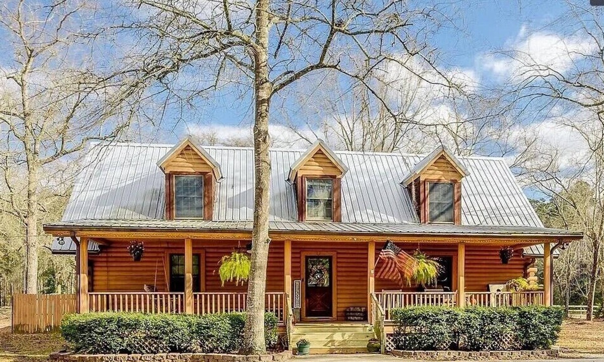 Eden House | Charming 3BR Log Cabin on 5-Acre Private Lot in Pembroke