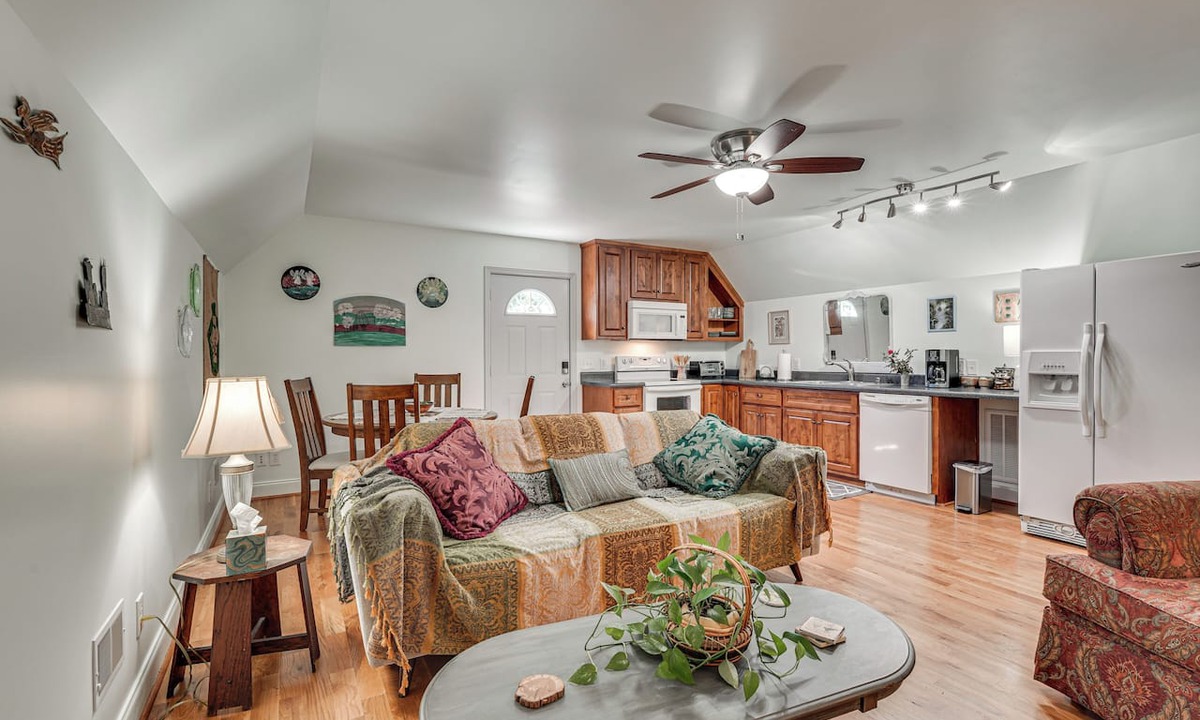 Washington House | Charming Apartment with Pasture Views and Sunsets