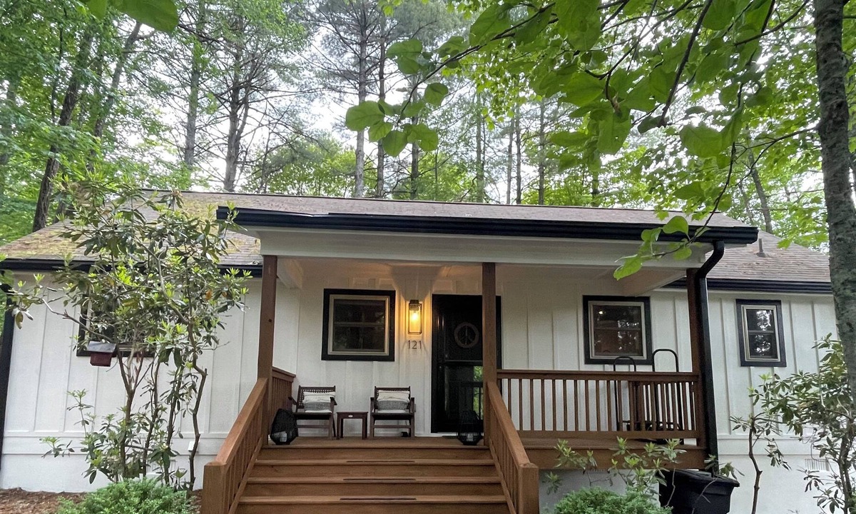 Glenville Cabin | Charming Cabin - Lake Glenville neighborhood, screened in porch