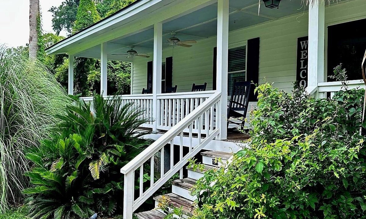 Whitemarsh Island House | Charming Coastal Cottage STR-025757-2025