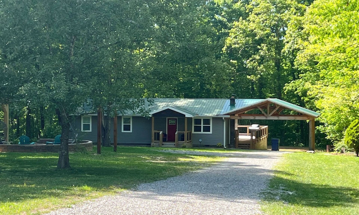 Spencer Cottage | Charming Cottage-3Bed-2Bath-By Creek Falls Park-Great outdoor fireplace and deck