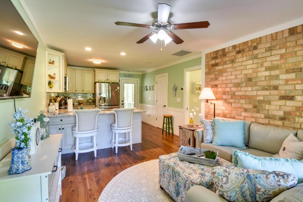 Watkinsville House | Charming Duplex: 12 Mi to UGA & Sanford Stadium!
