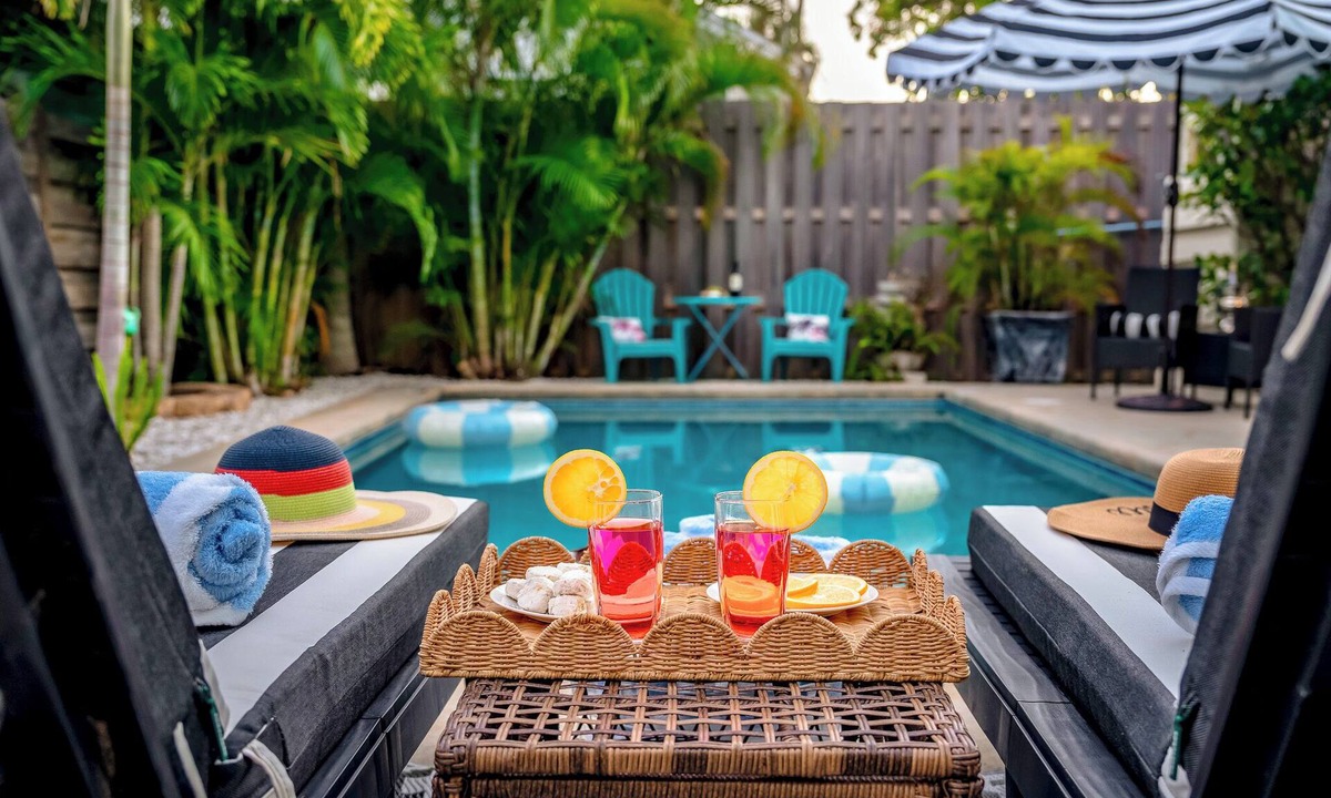 Bradenton House | Charming Historic Resort, pool,bar,Grill,close AMI.