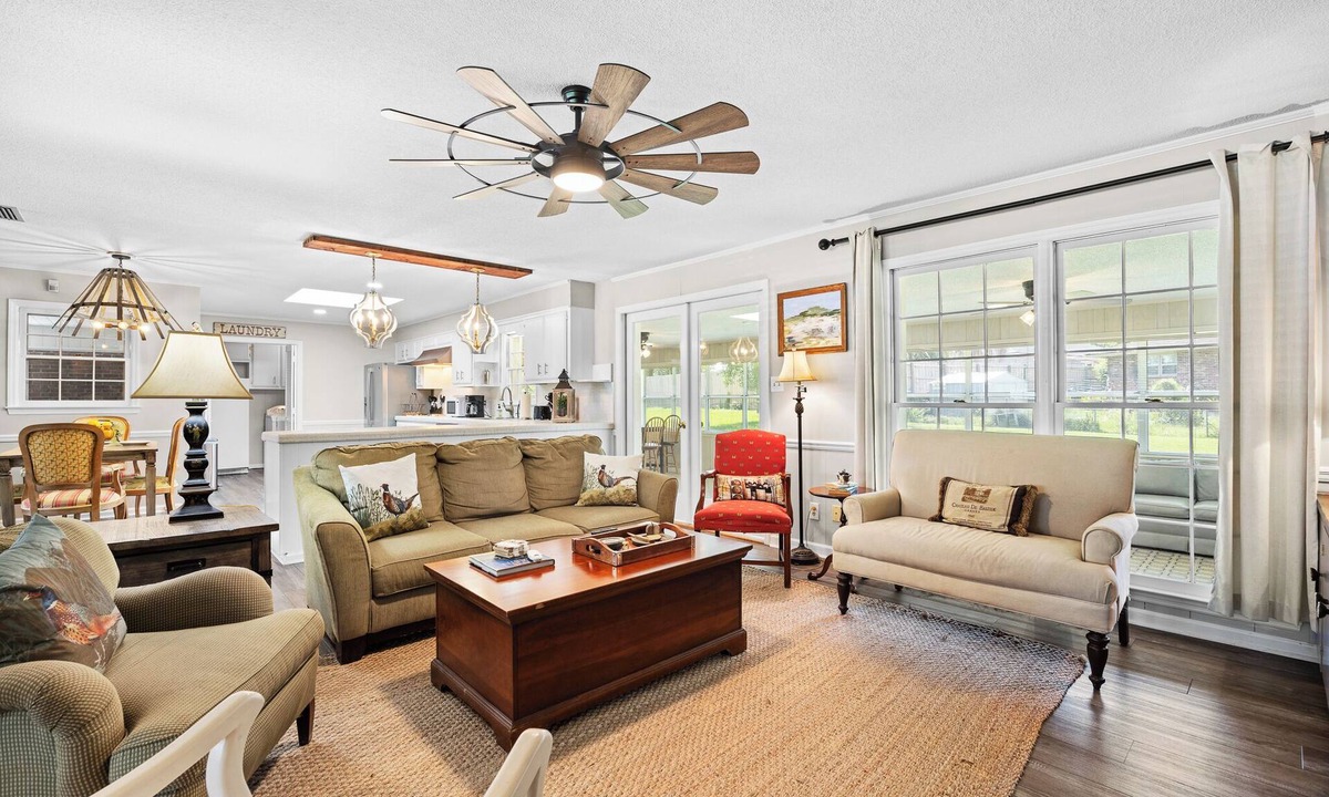 Valdosta House | Charming Home with Sunroom, King Bed, TV's & Playground
