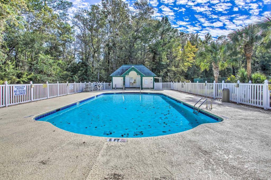 Longs Apartment | Charming Longs Condo about 30 Mi to Myrtle Beach!