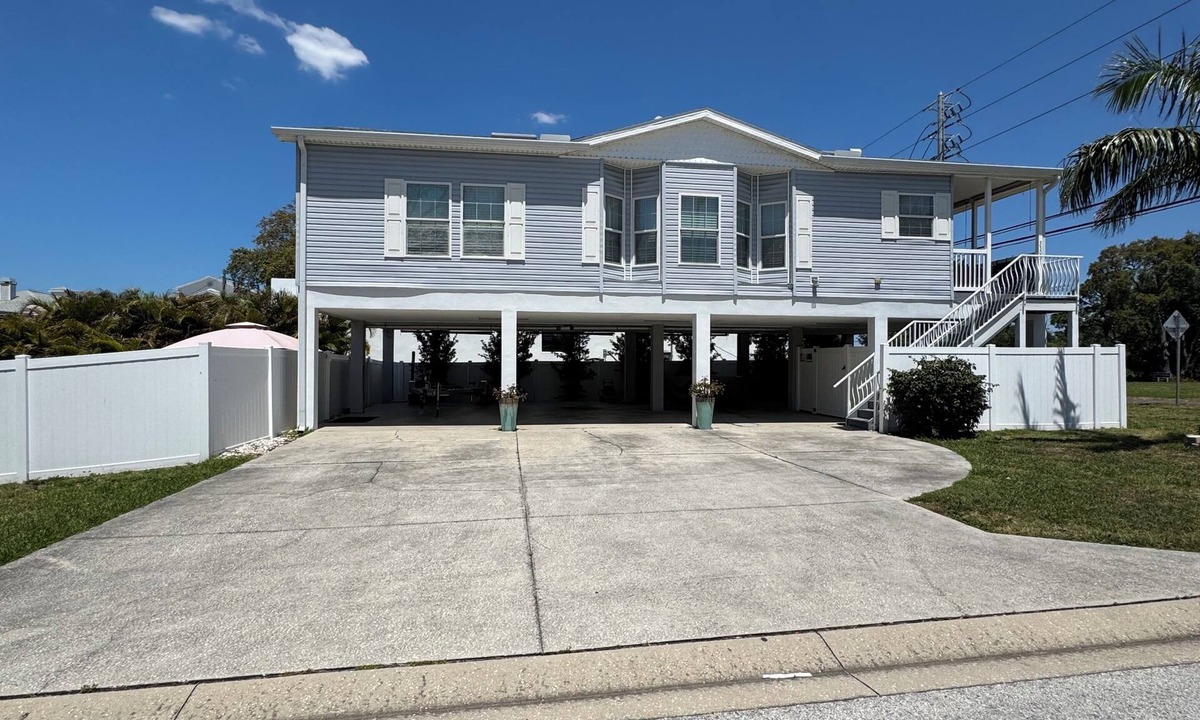 Crystal Beach House | Charming Palm Harbor Escape. - Cozy Home Near Gulf Beaches