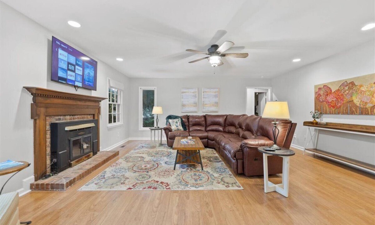 North Raleigh House | Charming Sawmill Cottage: King Bed & Park-Like Yard