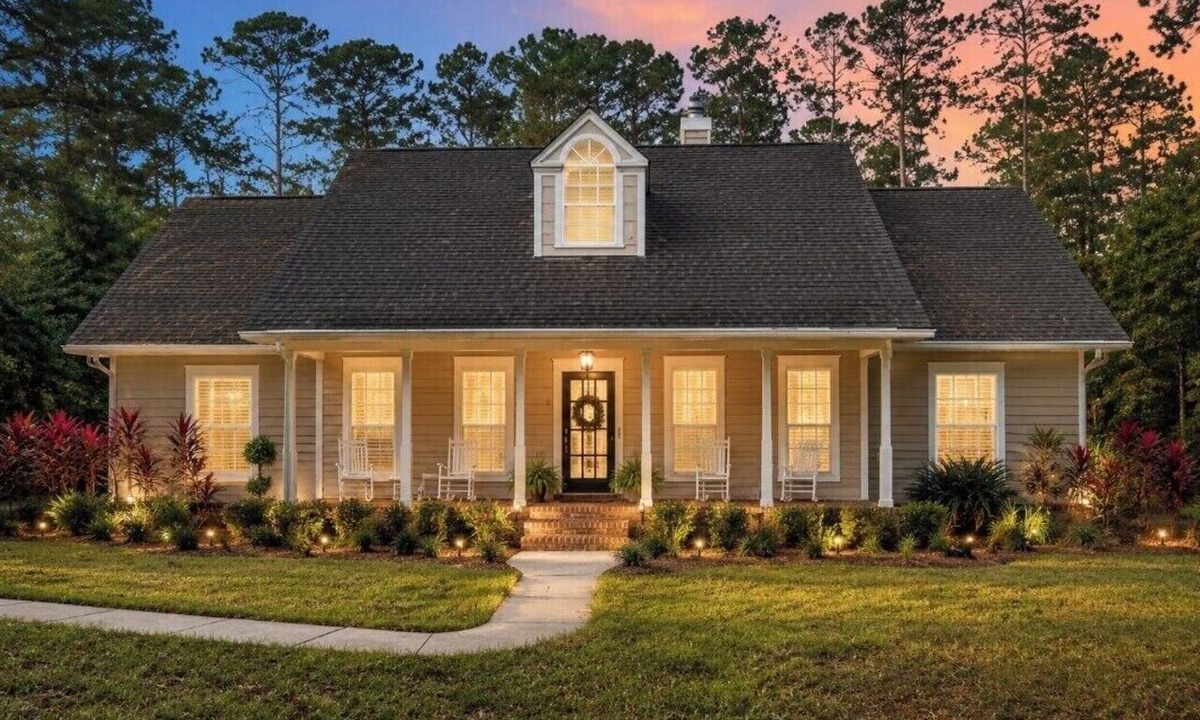 Gainesville House | Charming three bedroom woodland retreat with chef kitchen and spa tub.
