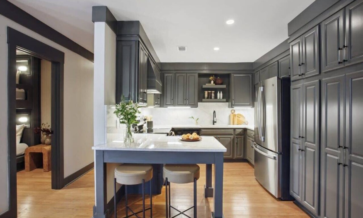 Old West Broad Neighborhood Condo | Charming Townhome Near Forsyth Park | Free Parking