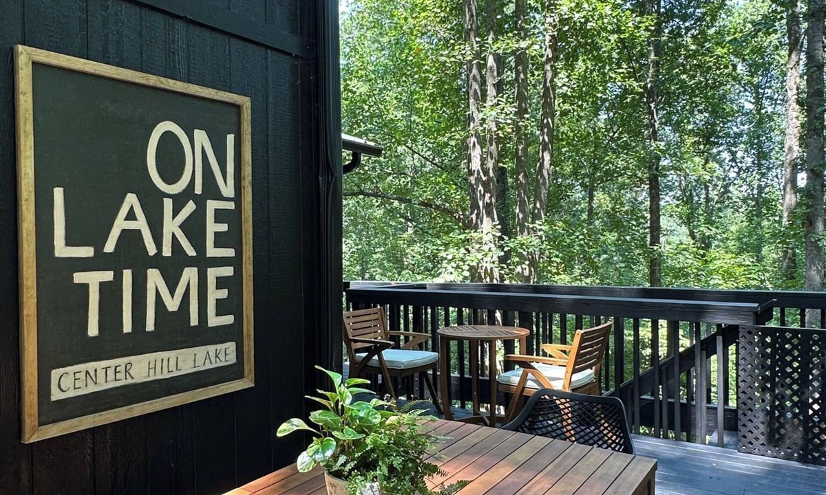 Smithville Cabin | Charming Treehouse cabin with WiFi, Hot tub, Firepit in marvelous Smithville