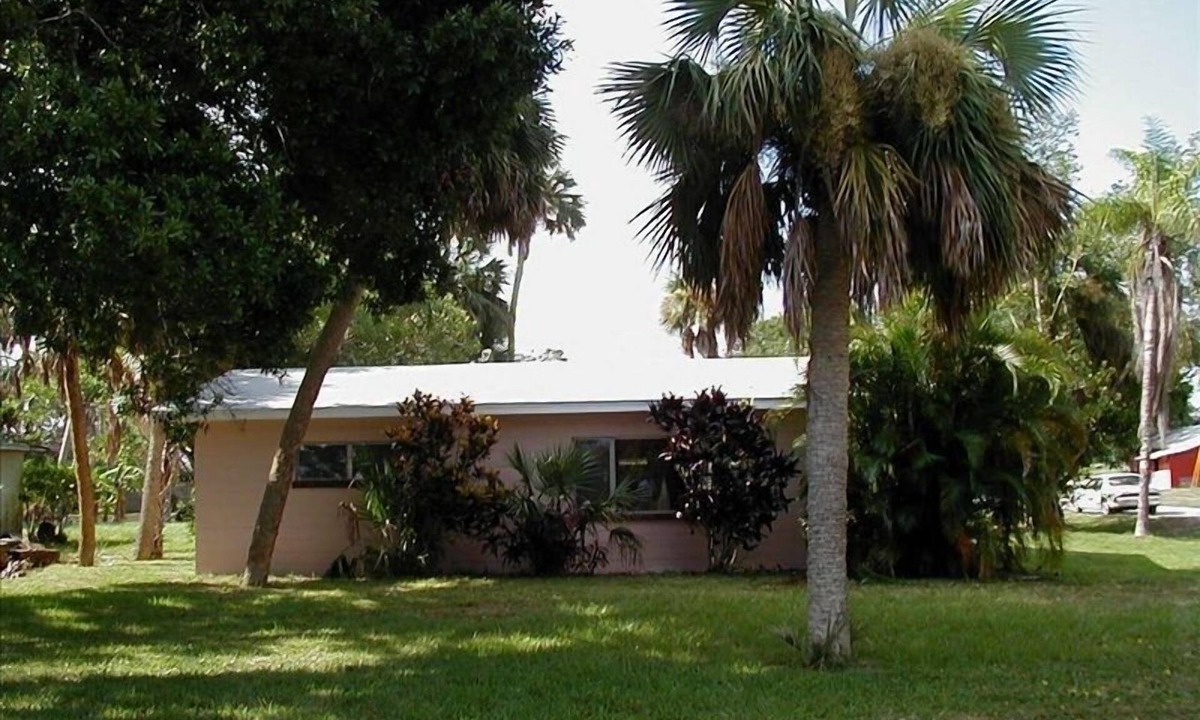 Vero Beach Cottage | CHARMING VINTAGE-RETRO FLORIDA COTTAGE.CAREFREE 'BEACH BLANKET BUNGALOW'