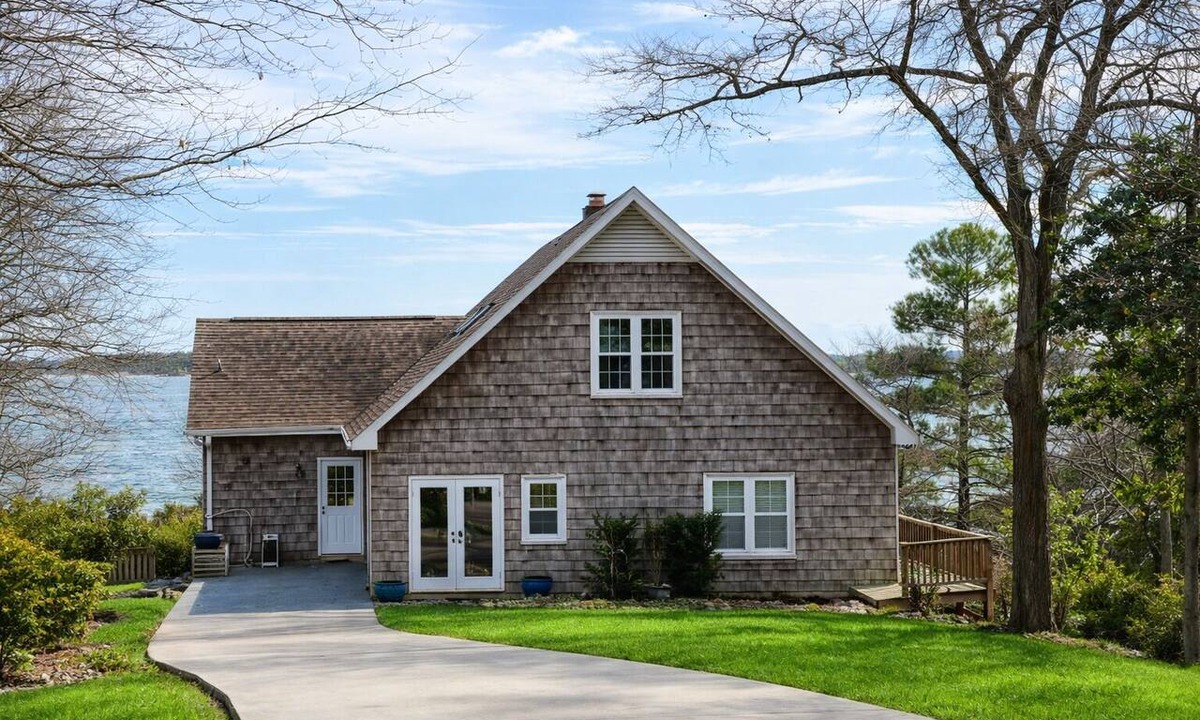 Swansboro Cottage | Charming White Oak River Cottage, Private Dock Fishing - Near Downtown Swansboro