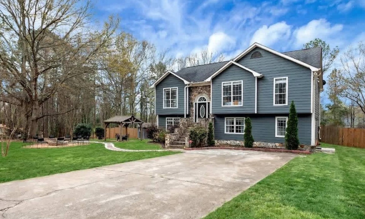 Hoschton House | Chateau Elan Family Home Retreat Fast WiFi Sleeps 15