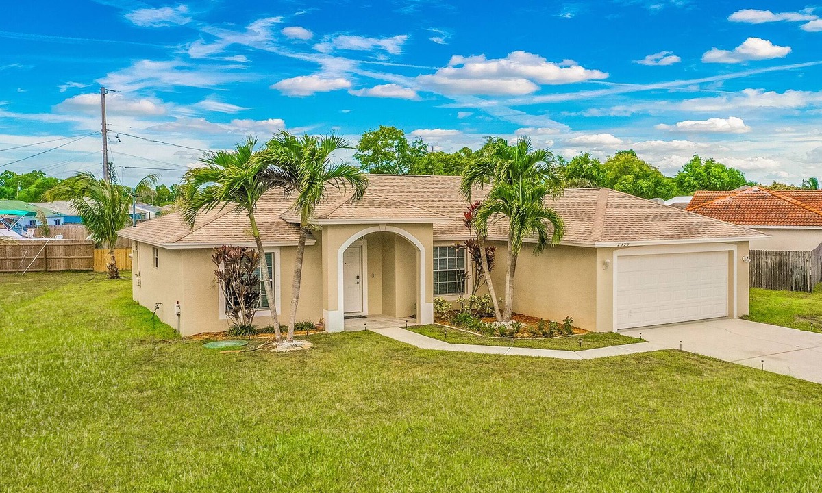 Port Saint Lucie House | Cheerful and Romantic Beechwood Retreat