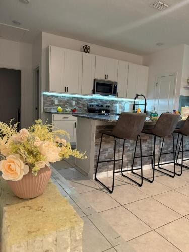 Balm House | Cheerful entire home with a residential pool