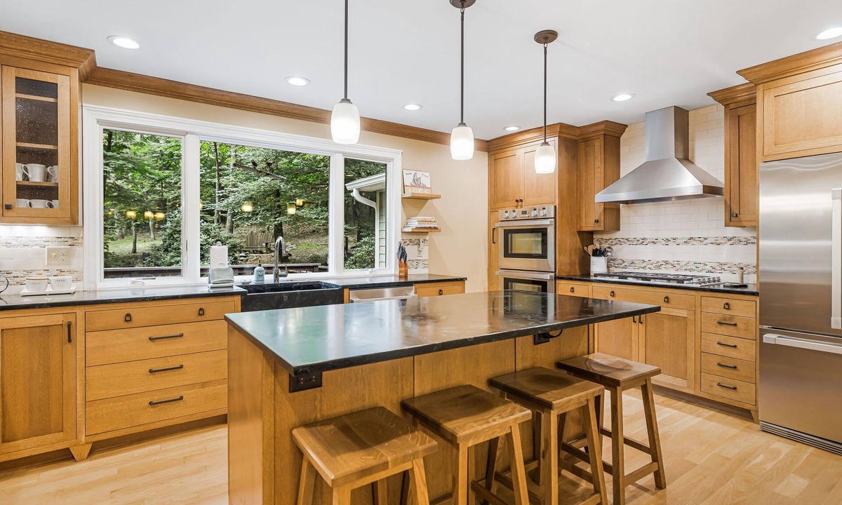 Royal Pines House | Chef’s Kitchen, Fire Pit & Hot Tub | Quiet Escape + Biltmore Pass
