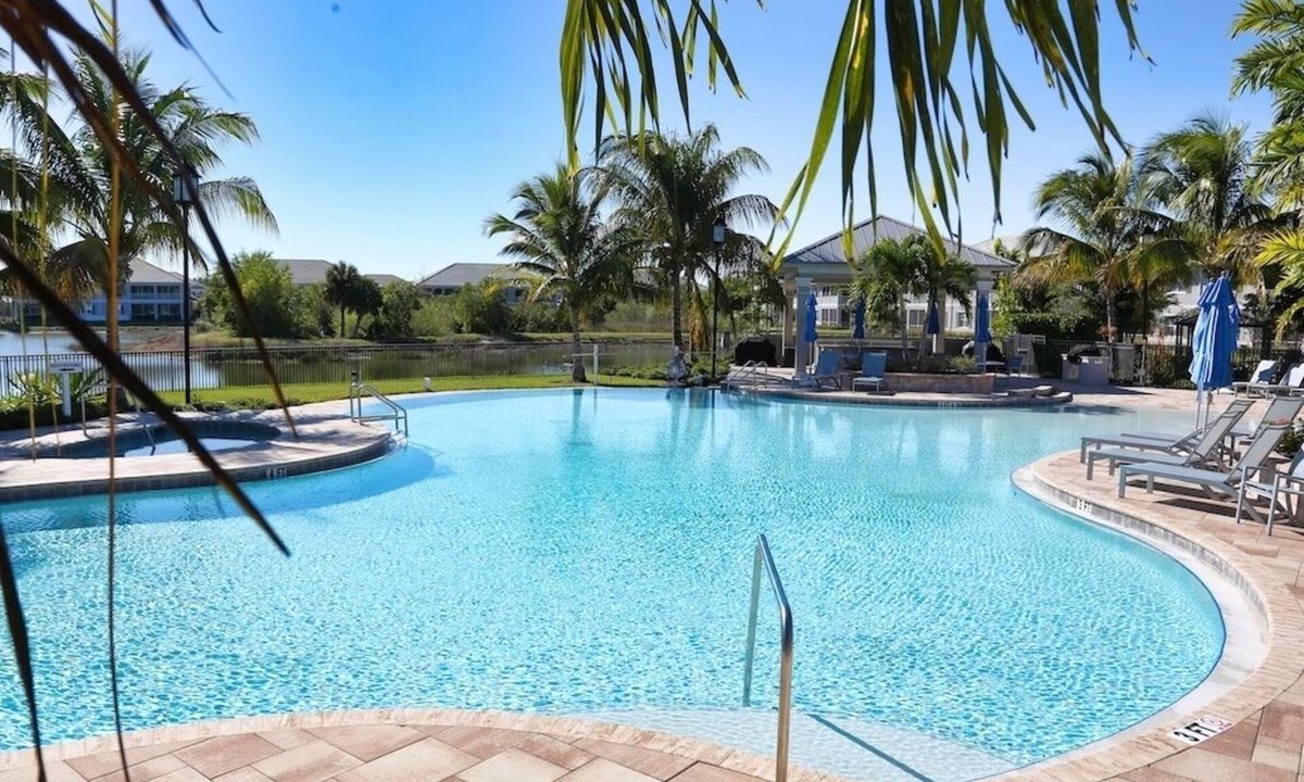 Naples Condo | Chic Coastal Apt w/Lake Views & Stunning Sunsets
