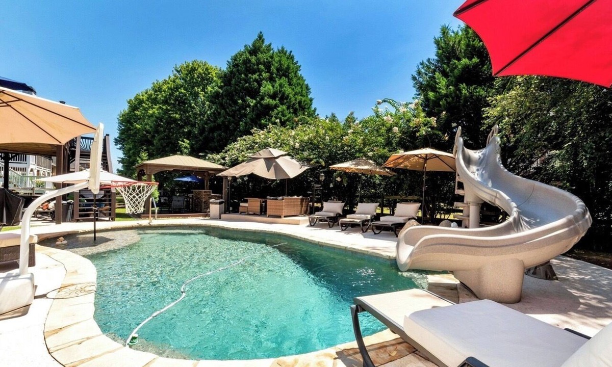 Buford Apartment | Chic Retreat Escape with Swimming Pool, Gym & Jacuzzi