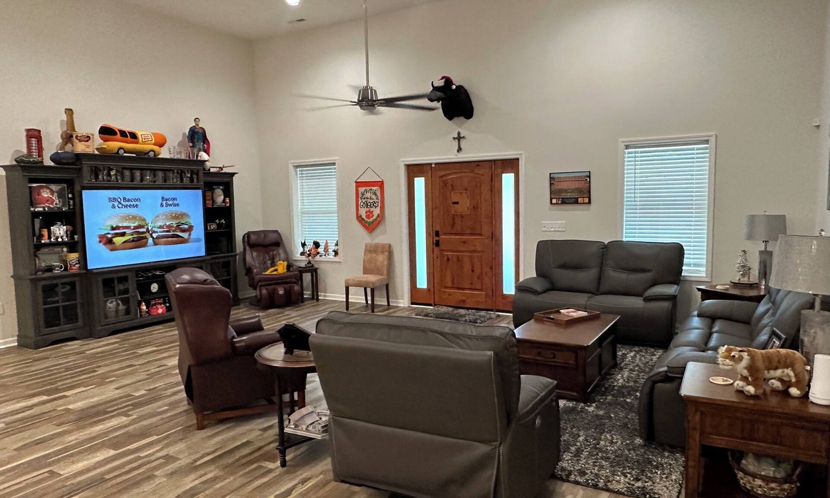 Seneca Apartment | Clemson, super close to stadium. 1300 sqft -1 bdrm, 1 bth apartment.