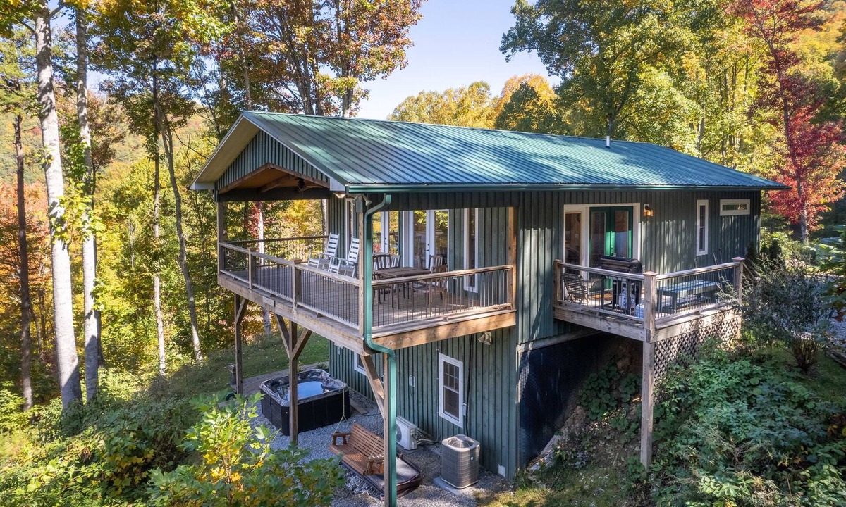 Bryson City Ski Chalet | Clingmans View Chalet-Mountain Views - Hot Tub - Fire Pit - 4WD-AWD