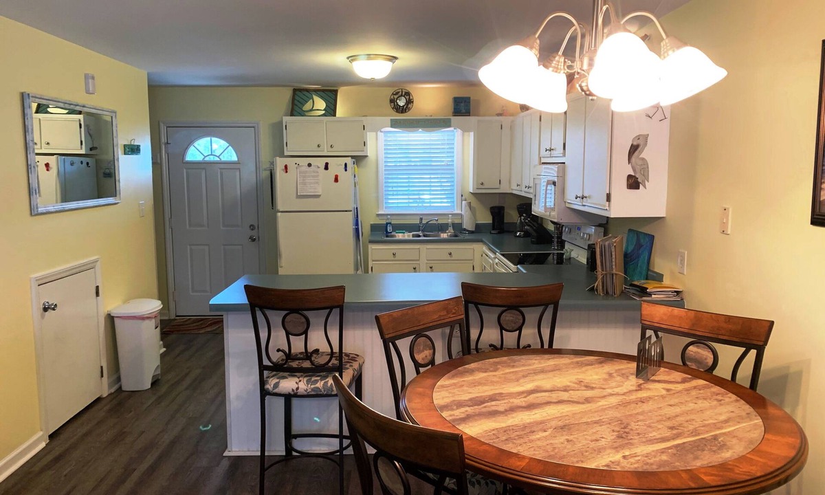 Peletier House | Close to Beaches to Relax and Refresh