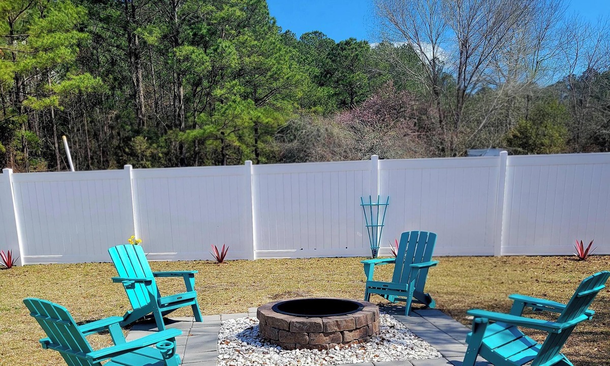 The Point House | "Coastah" GEM JACUZZI TUB FIREPIT/GRILL LG Fenced Yard Short drive to Beaches