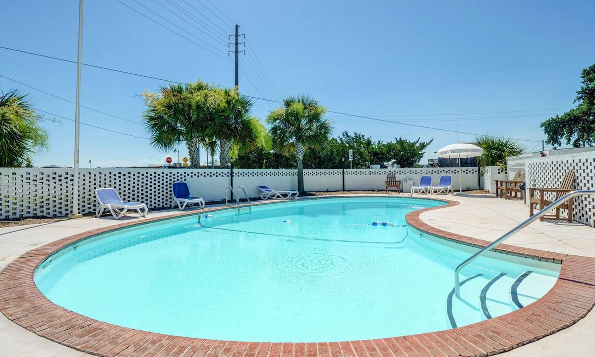 Airlie Condo | Coastal Comfort at The Waterway: Studio with Pool & Dining Nearby!