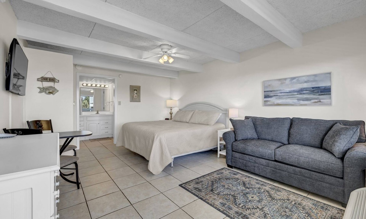Airlie Condo | Coastal Escape: Poolside Studio Near Dining