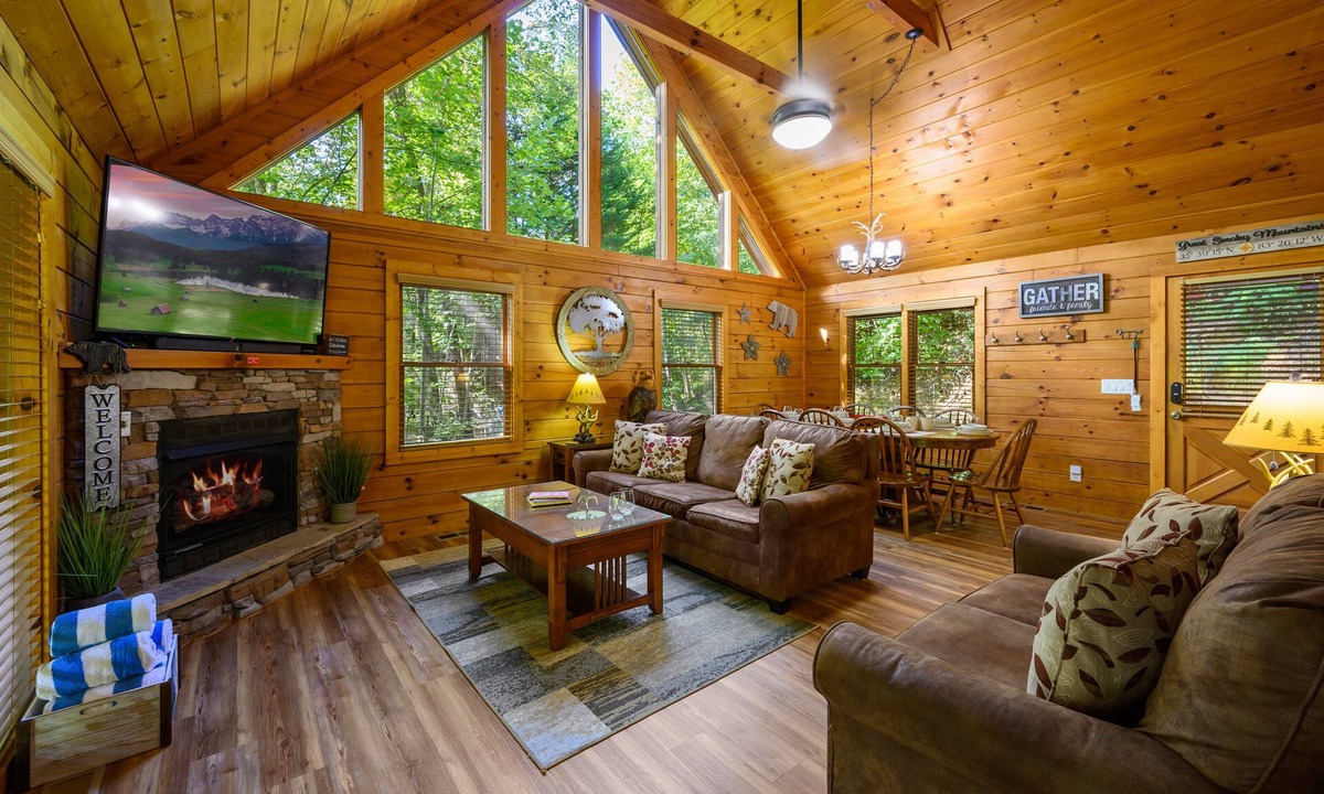 Black Bear Falls Cabin | “Cocoa Cabin | 3 King Suites - Hot Tub - Near Downtown Gatlinburg”