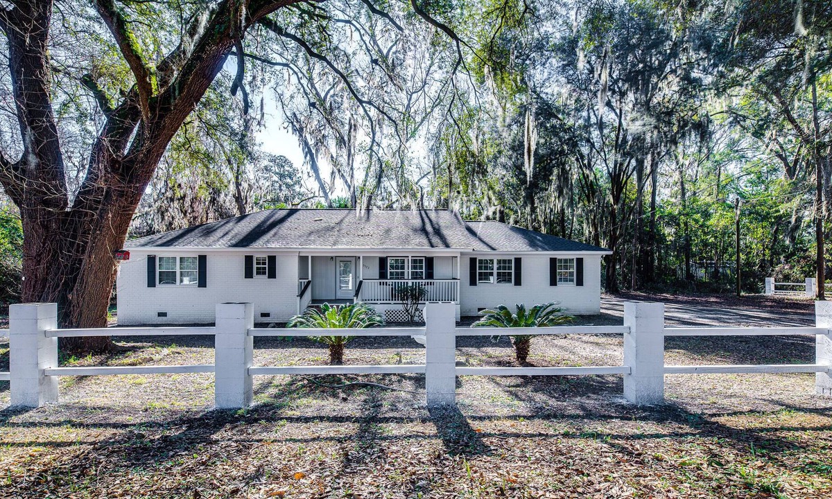 Colonial Oaks House | Coffee Bluff Bungalow near Marina