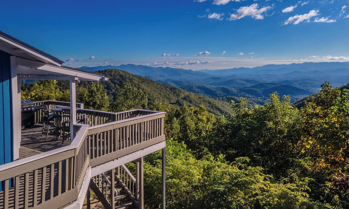Franklin Cabin | Come enjoy the summer mountain air of Franklin, NC! Welcome to Traces of Heaven.