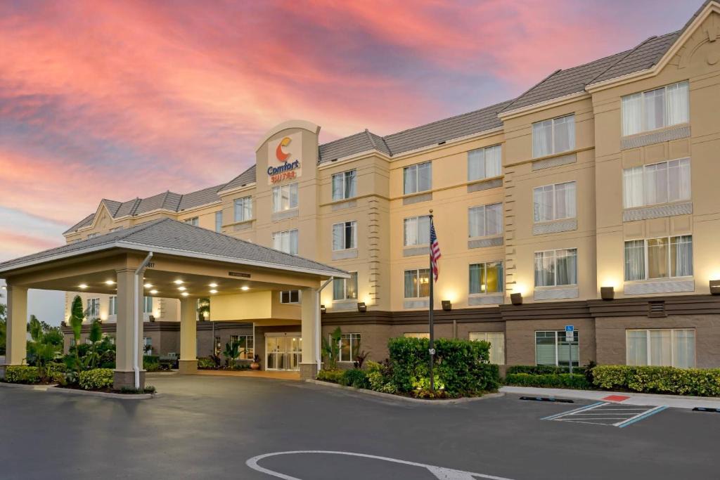 Florida Center Hotel | Comfort Suites Near Universal Orlando Resort