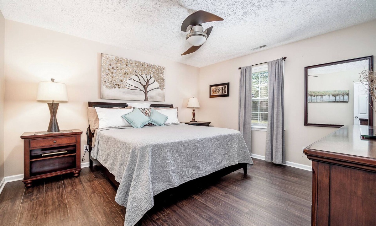 James City House | Comfortable 3 Bedroom Home with King Suite, Pool Table & Fenced Yard