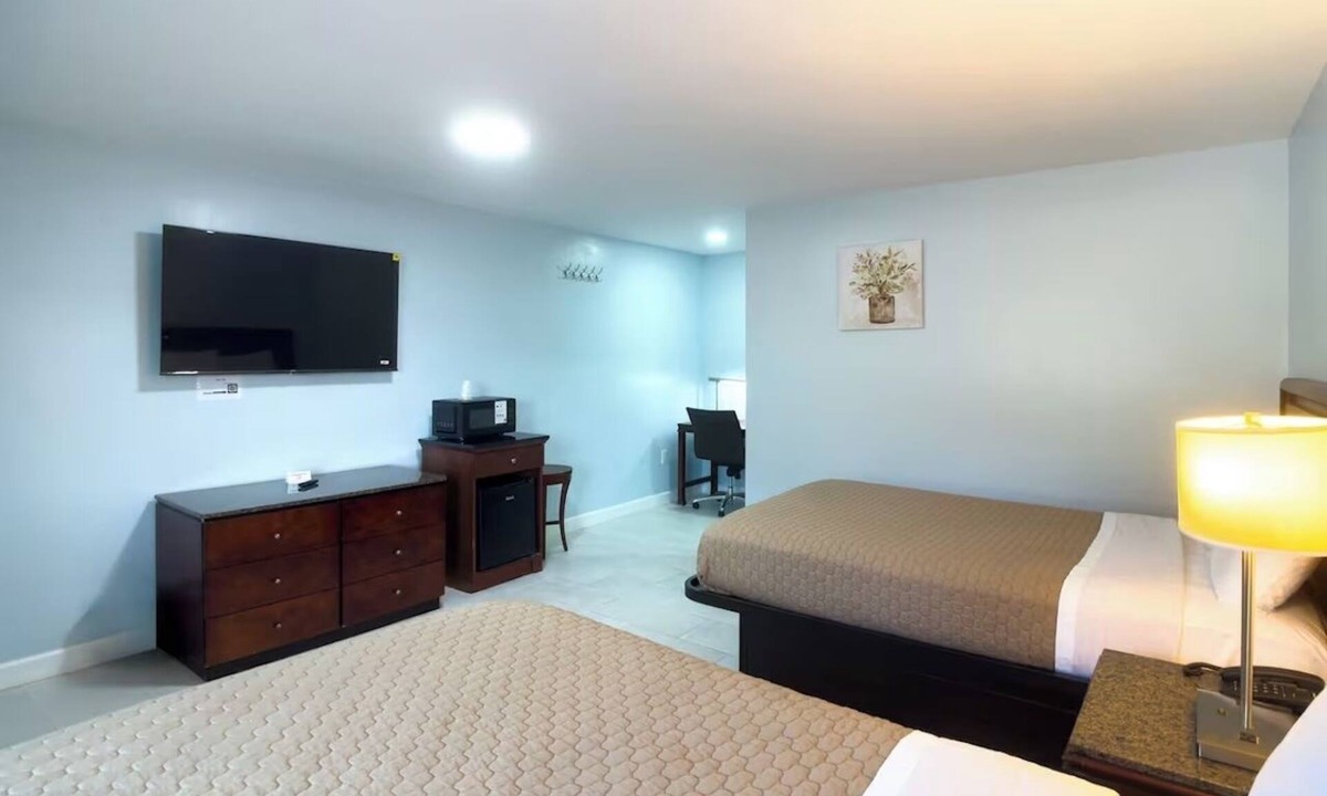 Tazewell Hotel | Comfortable Room Near Scenic Areas w/Convenient Free Parking