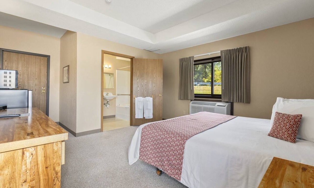 Breezy Point Hotel | Commander Motel