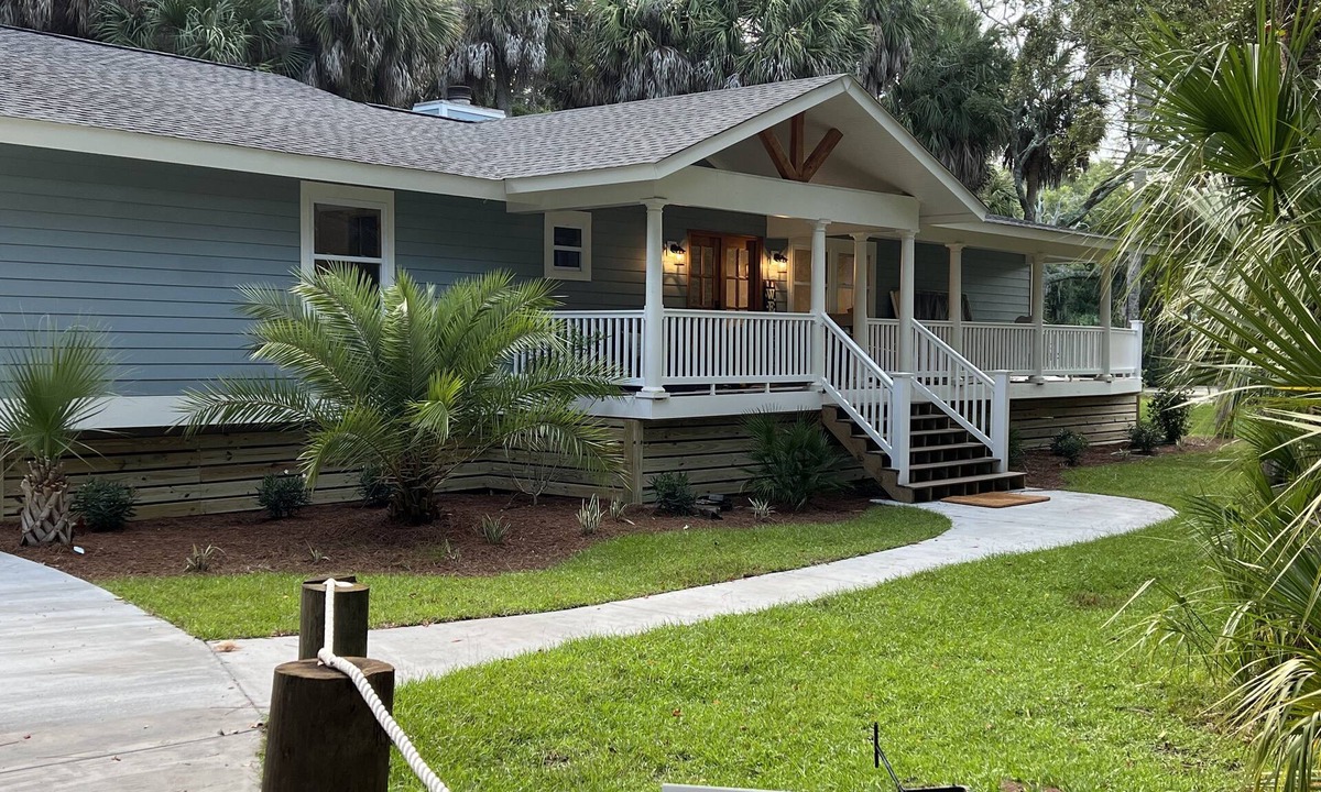 Blue Heron Lake House | Completely remodeled Fripp Home on lagoon in quiet cul-de-sac- 5 min from beach!