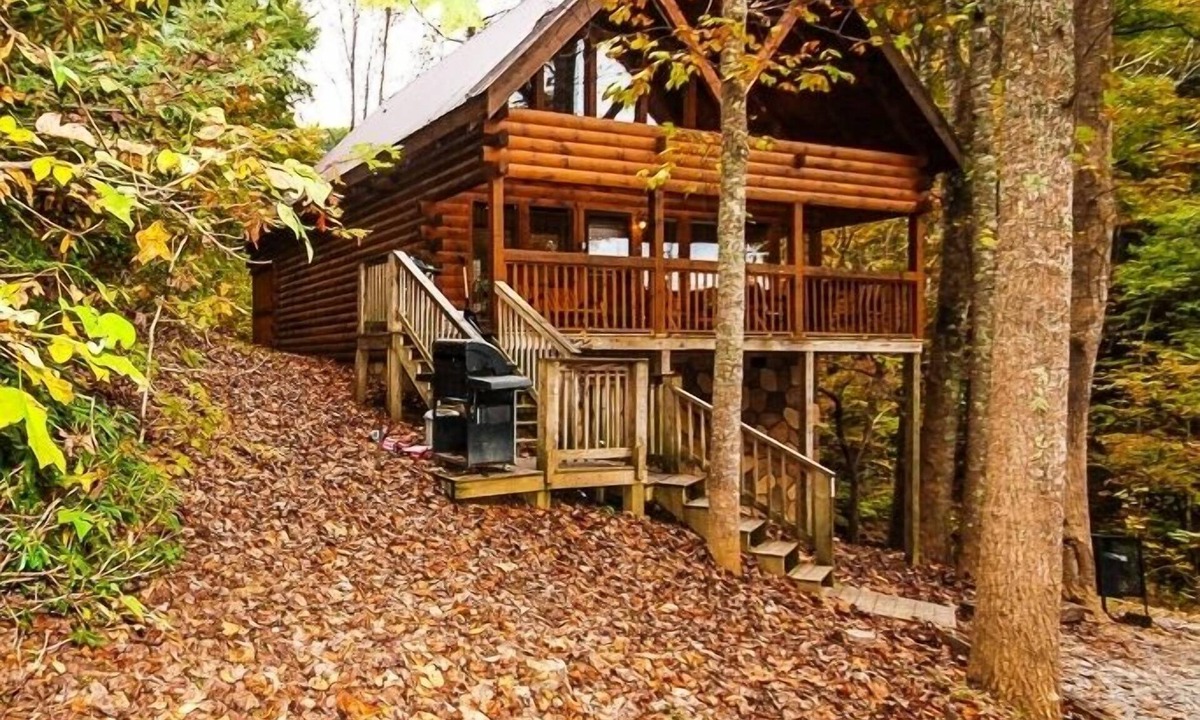 Sevierville Cabin | Convenient Location, Between G. Burg 7 P. Forge and mins to everything Pets OK