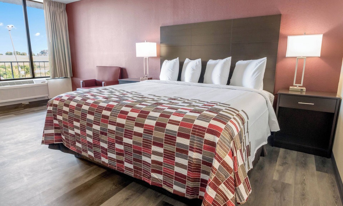 Dandridge Hotel | Convenient Room Near Dandridge Dining & Attractions – Easy Highway Access