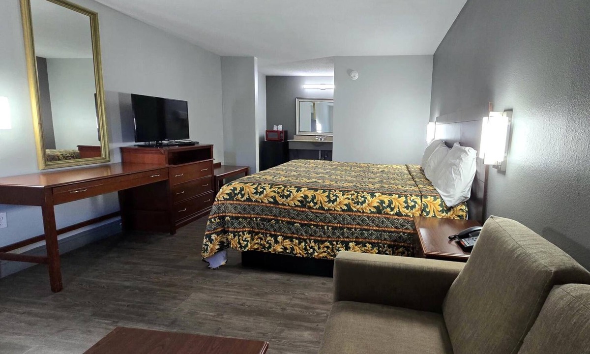North Chesterfield Hotel | Convenient Room near American Civil War Museum- Historic Tredegar | Free Parking